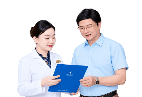 A Vinmec doctor consulting with an elderly couple