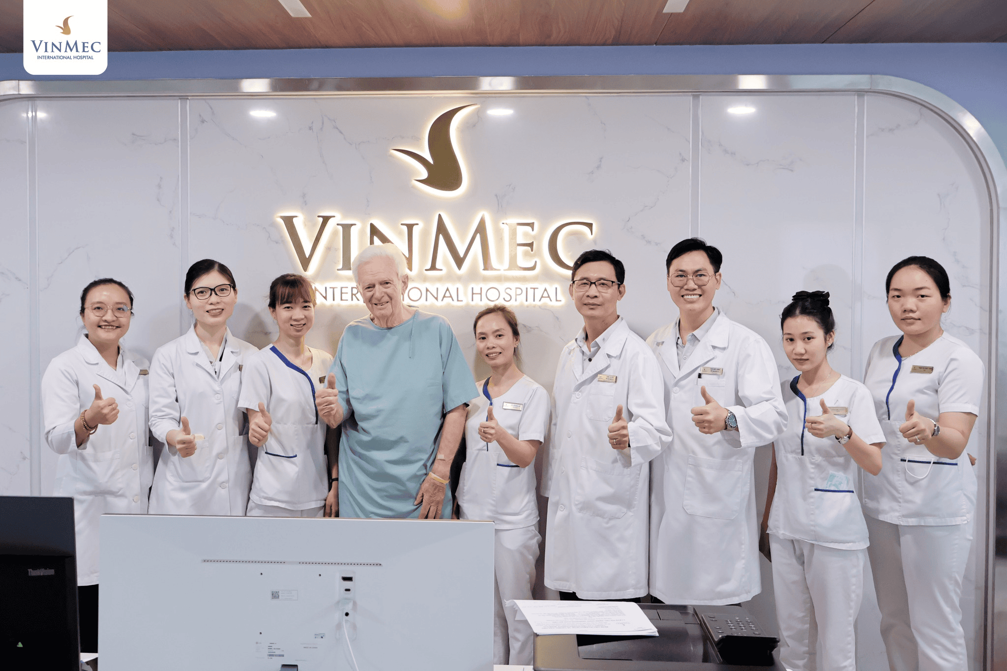The Vinmec medical team with an international patient